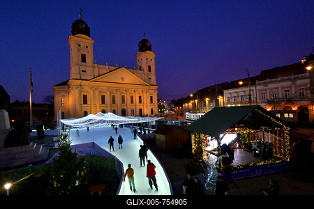 Debrecenben tal?lhat? Magyarorsz?g egyik legszebb ?s legnagyobb kar?csonyi v?s?ra. A belv?ros d?szkivil?g?t?ssal, min?s?gi gasztrokulin?ris palett?val, sz?les ?s egyed?l?ll? term?kk?n?lattal k?sz?lt ebben az ?vben is a m?r hagyom?nyos adventi forgatagra.A v?s?rban  forralt bor ?s s?lt gesztenye illat lengedezi k?rbe a sz?pen feld?sz?tett ?s kivil?g?tott hatalmas feny?f?t, a j?gkorcsolya p?ly?t, a gyerekvas?tat, ?s szinte az eg?sz belv?rost.-stock-foto