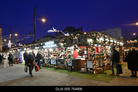 Debrecenben tal?lhat? Magyarorsz?g egyik legszebb ?s legnagyobb kar?csonyi v?s?ra. A belv?ros d?szkivil?g?t?ssal, min?s?gi gasztrokulin?ris palett?val, sz?les ?s egyed?l?ll? term?kk?n?lattal k?sz?lt ebben az ?vben is a m?r hagyom?nyos adventi forgatagra.A v?s?rban  forralt bor ?s s?lt gesztenye illat lengedezi k?rbe a sz?pen feld?sz?tett ?s kivil?g?tott hatalmas feny?f?t, a j?gkorcsolya p?ly?t, a gyerekvas?tat, ?s szinte az eg?sz belv?rost.-stock-foto