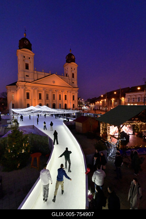 Debrecenben tal?lhat? Magyarorsz?g egyik legszebb ?s legnagyobb kar?csonyi v?s?ra. A belv?ros d?szkivil?g?t?ssal, min?s?gi gasztrokulin?ris palett?val, sz?les ?s egyed?l?ll? term?kk?n?lattal k?sz?lt ebben az ?vben is a m?r hagyom?nyos adventi forgatagra.A v?s?rban  forralt bor ?s s?lt gesztenye illat lengedezi k?rbe a sz?pen feld?sz?tett ?s kivil?g?tott hatalmas feny?f?t, a j?gkorcsolya p?ly?t, a gyerekvas?tat, ?s szinte az eg?sz belv?rost.-stock-foto