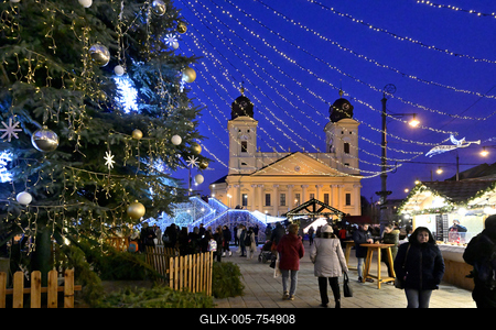 Debrecenben tal?lhat? Magyarorsz?g egyik legszebb ?s legnagyobb kar?csonyi v?s?ra. A belv?ros d?szkivil?g?t?ssal, min?s?gi gasztrokulin?ris palett?val, sz?les ?s egyed?l?ll? term?kk?n?lattal k?sz?lt ebben az ?vben is a m?r hagyom?nyos adventi forgatagra.A v?s?rban  forralt bor ?s s?lt gesztenye illat lengedezi k?rbe a sz?pen feld?sz?tett ?s kivil?g?tott hatalmas feny?f?t, a j?gkorcsolya p?ly?t, a gyerekvas?tat, ?s szinte az eg?sz belv?rost.-stock-foto