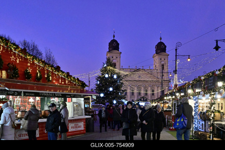 Debrecenben tal?lhat? Magyarorsz?g egyik legszebb ?s legnagyobb kar?csonyi v?s?ra. A belv?ros d?szkivil?g?t?ssal, min?s?gi gasztrokulin?ris palett?val, sz?les ?s egyed?l?ll? term?kk?n?lattal k?sz?lt ebben az ?vben is a m?r hagyom?nyos adventi forgatagra.A v?s?rban  forralt bor ?s s?lt gesztenye illat lengedezi k?rbe a sz?pen feld?sz?tett ?s kivil?g?tott hatalmas feny?f?t, a j?gkorcsolya p?ly?t, a gyerekvas?tat, ?s szinte az eg?sz belv?rost.-stock-foto