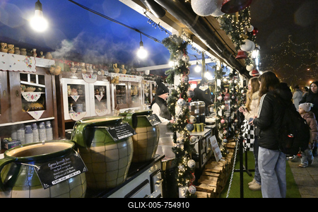 Debrecenben tal?lhat? Magyarorsz?g egyik legszebb ?s legnagyobb kar?csonyi v?s?ra. A belv?ros d?szkivil?g?t?ssal, min?s?gi gasztrokulin?ris palett?val, sz?les ?s egyed?l?ll? term?kk?n?lattal k?sz?lt ebben az ?vben is a m?r hagyom?nyos adventi forgatagra.A v?s?rban  forralt bor ?s s?lt gesztenye illat lengedezi k?rbe a sz?pen feld?sz?tett ?s kivil?g?tott hatalmas feny?f?t, a j?gkorcsolya p?ly?t, a gyerekvas?tat, ?s szinte az eg?sz belv?rost.-stock-foto