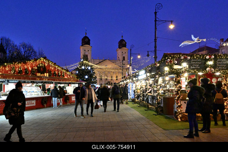 Debrecenben tal?lhat? Magyarorsz?g egyik legszebb ?s legnagyobb kar?csonyi v?s?ra. A belv?ros d?szkivil?g?t?ssal, min?s?gi gasztrokulin?ris palett?val, sz?les ?s egyed?l?ll? term?kk?n?lattal k?sz?lt ebben az ?vben is a m?r hagyom?nyos adventi forgatagra.A v?s?rban  forralt bor ?s s?lt gesztenye illat lengedezi k?rbe a sz?pen feld?sz?tett ?s kivil?g?tott hatalmas feny?f?t, a j?gkorcsolya p?ly?t, a gyerekvas?tat, ?s szinte az eg?sz belv?rost.-stock-foto