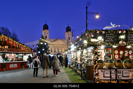 Debrecenben tal?lhat? Magyarorsz?g egyik legszebb ?s legnagyobb kar?csonyi v?s?ra. A belv?ros d?szkivil?g?t?ssal, min?s?gi gasztrokulin?ris palett?val, sz?les ?s egyed?l?ll? term?kk?n?lattal k?sz?lt ebben az ?vben is a m?r hagyom?nyos adventi forgatagra.A v?s?rban  forralt bor ?s s?lt gesztenye illat lengedezi k?rbe a sz?pen feld?sz?tett ?s kivil?g?tott hatalmas feny?f?t, a j?gkorcsolya p?ly?t, a gyerekvas?tat, ?s szinte az eg?sz belv?rost.-stock-foto