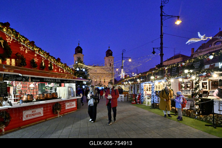 Debrecenben tal?lhat? Magyarorsz?g egyik legszebb ?s legnagyobb kar?csonyi v?s?ra. A belv?ros d?szkivil?g?t?ssal, min?s?gi gasztrokulin?ris palett?val, sz?les ?s egyed?l?ll? term?kk?n?lattal k?sz?lt ebben az ?vben is a m?r hagyom?nyos adventi forgatagra.A v?s?rban  forralt bor ?s s?lt gesztenye illat lengedezi k?rbe a sz?pen feld?sz?tett ?s kivil?g?tott hatalmas feny?f?t, a j?gkorcsolya p?ly?t, a gyerekvas?tat, ?s szinte az eg?sz belv?rost.-stock-foto