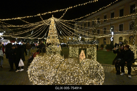 Debrecenben tal?lhat? Magyarorsz?g egyik legszebb ?s legnagyobb kar?csonyi v?s?ra. A belv?ros d?szkivil?g?t?ssal, min?s?gi gasztrokulin?ris palett?val, sz?les ?s egyed?l?ll? term?kk?n?lattal k?sz?lt ebben az ?vben is a m?r hagyom?nyos adventi forgatagra.A v?s?rban  forralt bor ?s s?lt gesztenye illat lengedezi k?rbe a sz?pen feld?sz?tett ?s kivil?g?tott hatalmas feny?f?t, a j?gkorcsolya p?ly?t, a gyerekvas?tat, ?s szinte az eg?sz belv?rost.-stock-foto