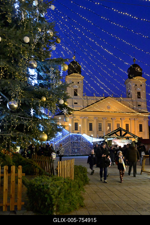 Debrecenben tal?lhat? Magyarorsz?g egyik legszebb ?s legnagyobb kar?csonyi v?s?ra. A belv?ros d?szkivil?g?t?ssal, min?s?gi gasztrokulin?ris palett?val, sz?les ?s egyed?l?ll? term?kk?n?lattal k?sz?lt ebben az ?vben is a m?r hagyom?nyos adventi forgatagra.A v?s?rban  forralt bor ?s s?lt gesztenye illat lengedezi k?rbe a sz?pen feld?sz?tett ?s kivil?g?tott hatalmas feny?f?t, a j?gkorcsolya p?ly?t, a gyerekvas?tat, ?s szinte az eg?sz belv?rost.-stock-foto