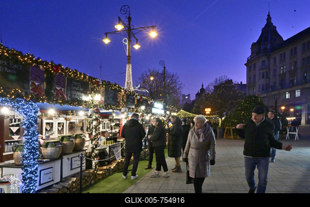 Debrecenben tal?lhat? Magyarorsz?g egyik legszebb ?s legnagyobb kar?csonyi v?s?ra. A belv?ros d?szkivil?g?t?ssal, min?s?gi gasztrokulin?ris palett?val, sz?les ?s egyed?l?ll? term?kk?n?lattal k?sz?lt ebben az ?vben is a m?r hagyom?nyos adventi forgatagra.A v?s?rban  forralt bor ?s s?lt gesztenye illat lengedezi k?rbe a sz?pen feld?sz?tett ?s kivil?g?tott hatalmas feny?f?t, a j?gkorcsolya p?ly?t, a gyerekvas?tat, ?s szinte az eg?sz belv?rost.-stock-foto