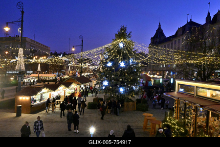 Debrecenben tal?lhat? Magyarorsz?g egyik legszebb ?s legnagyobb kar?csonyi v?s?ra. A belv?ros d?szkivil?g?t?ssal, min?s?gi gasztrokulin?ris palett?val, sz?les ?s egyed?l?ll? term?kk?n?lattal k?sz?lt ebben az ?vben is a m?r hagyom?nyos adventi forgatagra.A v?s?rban  forralt bor ?s s?lt gesztenye illat lengedezi k?rbe a sz?pen feld?sz?tett ?s kivil?g?tott hatalmas feny?f?t, a j?gkorcsolya p?ly?t, a gyerekvas?tat, ?s szinte az eg?sz belv?rost.-stock-foto