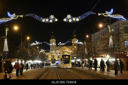 Debrecenben tal?lhat? Magyarorsz?g egyik legszebb ?s legnagyobb kar?csonyi v?s?ra. A belv?ros d?szkivil?g?t?ssal, min?s?gi gasztrokulin?ris palett?val, sz?les ?s egyed?l?ll? term?kk?n?lattal k?sz?lt ebben az ?vben is a m?r hagyom?nyos adventi forgatagra.A v?s?rban  forralt bor ?s s?lt gesztenye illat lengedezi k?rbe a sz?pen feld?sz?tett ?s kivil?g?tott hatalmas feny?f?t, a j?gkorcsolya p?ly?t, a gyerekvas?tat, ?s szinte az eg?sz belv?rost.-stock-foto