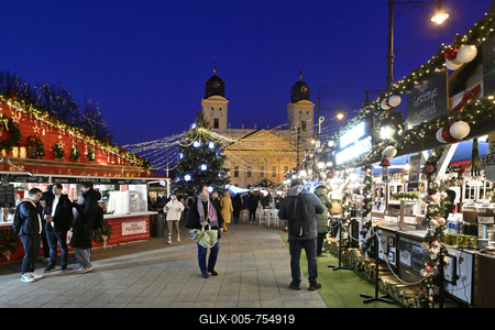 Debrecenben tal?lhat? Magyarorsz?g egyik legszebb ?s legnagyobb kar?csonyi v?s?ra. A belv?ros d?szkivil?g?t?ssal, min?s?gi gasztrokulin?ris palett?val, sz?les ?s egyed?l?ll? term?kk?n?lattal k?sz?lt ebben az ?vben is a m?r hagyom?nyos adventi forgatagra.A v?s?rban  forralt bor ?s s?lt gesztenye illat lengedezi k?rbe a sz?pen feld?sz?tett ?s kivil?g?tott hatalmas feny?f?t, a j?gkorcsolya p?ly?t, a gyerekvas?tat, ?s szinte az eg?sz belv?rost.-stock-foto