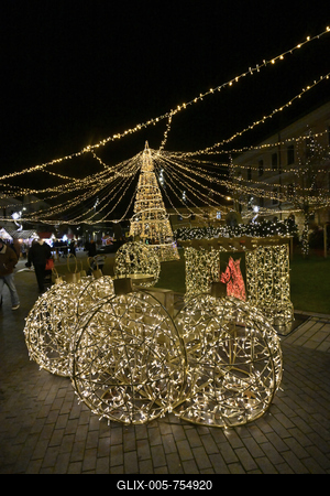 Debrecenben tal?lhat? Magyarorsz?g egyik legszebb ?s legnagyobb kar?csonyi v?s?ra. A belv?ros d?szkivil?g?t?ssal, min?s?gi gasztrokulin?ris palett?val, sz?les ?s egyed?l?ll? term?kk?n?lattal k?sz?lt ebben az ?vben is a m?r hagyom?nyos adventi forgatagra.A v?s?rban  forralt bor ?s s?lt gesztenye illat lengedezi k?rbe a sz?pen feld?sz?tett ?s kivil?g?tott hatalmas feny?f?t, a j?gkorcsolya p?ly?t, a gyerekvas?tat, ?s szinte az eg?sz belv?rost.-stock-foto