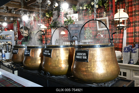 Debrecenben tal?lhat? Magyarorsz?g egyik legszebb ?s legnagyobb kar?csonyi v?s?ra. A belv?ros d?szkivil?g?t?ssal, min?s?gi gasztrokulin?ris palett?val, sz?les ?s egyed?l?ll? term?kk?n?lattal k?sz?lt ebben az ?vben is a m?r hagyom?nyos adventi forgatagra.A v?s?rban  forralt bor ?s s?lt gesztenye illat lengedezi k?rbe a sz?pen feld?sz?tett ?s kivil?g?tott hatalmas feny?f?t, a j?gkorcsolya p?ly?t, a gyerekvas?tat, ?s szinte az eg?sz belv?rost.-stock-foto