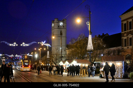 Debrecenben tal?lhat? Magyarorsz?g egyik legszebb ?s legnagyobb kar?csonyi v?s?ra. A belv?ros d?szkivil?g?t?ssal, min?s?gi gasztrokulin?ris palett?val, sz?les ?s egyed?l?ll? term?kk?n?lattal k?sz?lt ebben az ?vben is a m?r hagyom?nyos adventi forgatagra.A v?s?rban  forralt bor ?s s?lt gesztenye illat lengedezi k?rbe a sz?pen feld?sz?tett ?s kivil?g?tott hatalmas feny?f?t, a j?gkorcsolya p?ly?t, a gyerekvas?tat, ?s szinte az eg?sz belv?rost.-stock-foto