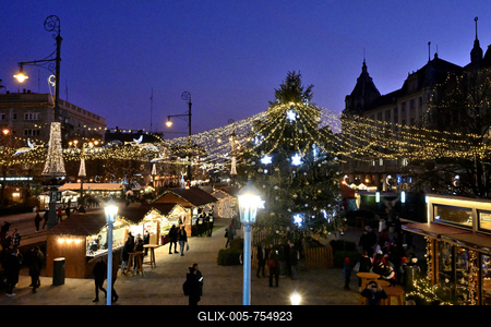 Debrecenben tal?lhat? Magyarorsz?g egyik legszebb ?s legnagyobb kar?csonyi v?s?ra. A belv?ros d?szkivil?g?t?ssal, min?s?gi gasztrokulin?ris palett?val, sz?les ?s egyed?l?ll? term?kk?n?lattal k?sz?lt ebben az ?vben is a m?r hagyom?nyos adventi forgatagra.A v?s?rban  forralt bor ?s s?lt gesztenye illat lengedezi k?rbe a sz?pen feld?sz?tett ?s kivil?g?tott hatalmas feny?f?t, a j?gkorcsolya p?ly?t, a gyerekvas?tat, ?s szinte az eg?sz belv?rost.-stock-foto