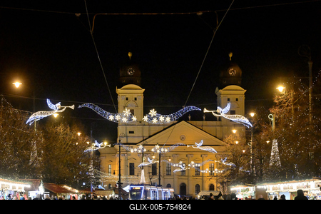 Debrecenben tal?lhat? Magyarorsz?g egyik legszebb ?s legnagyobb kar?csonyi v?s?ra. A belv?ros d?szkivil?g?t?ssal, min?s?gi gasztrokulin?ris palett?val, sz?les ?s egyed?l?ll? term?kk?n?lattal k?sz?lt ebben az ?vben is a m?r hagyom?nyos adventi forgatagra.A v?s?rban  forralt bor ?s s?lt gesztenye illat lengedezi k?rbe a sz?pen feld?sz?tett ?s kivil?g?tott hatalmas feny?f?t, a j?gkorcsolya p?ly?t, a gyerekvas?tat, ?s szinte az eg?sz belv?rost.-stock-foto