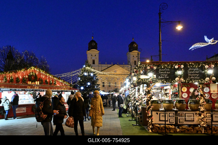 Debrecenben tal?lhat? Magyarorsz?g egyik legszebb ?s legnagyobb kar?csonyi v?s?ra. A belv?ros d?szkivil?g?t?ssal, min?s?gi gasztrokulin?ris palett?val, sz?les ?s egyed?l?ll? term?kk?n?lattal k?sz?lt ebben az ?vben is a m?r hagyom?nyos adventi forgatagra.A v?s?rban  forralt bor ?s s?lt gesztenye illat lengedezi k?rbe a sz?pen feld?sz?tett ?s kivil?g?tott hatalmas feny?f?t, a j?gkorcsolya p?ly?t, a gyerekvas?tat, ?s szinte az eg?sz belv?rost.-stock-foto