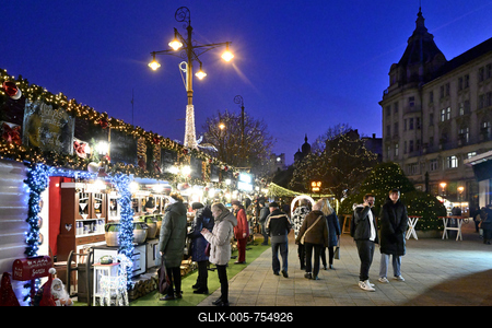 Debrecenben tal?lhat? Magyarorsz?g egyik legszebb ?s legnagyobb kar?csonyi v?s?ra. A belv?ros d?szkivil?g?t?ssal, min?s?gi gasztrokulin?ris palett?val, sz?les ?s egyed?l?ll? term?kk?n?lattal k?sz?lt ebben az ?vben is a m?r hagyom?nyos adventi forgatagra.A v?s?rban  forralt bor ?s s?lt gesztenye illat lengedezi k?rbe a sz?pen feld?sz?tett ?s kivil?g?tott hatalmas feny?f?t, a j?gkorcsolya p?ly?t, a gyerekvas?tat, ?s szinte az eg?sz belv?rost.-stock-foto