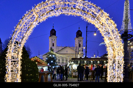 Debrecenben tal?lhat? Magyarorsz?g egyik legszebb ?s legnagyobb kar?csonyi v?s?ra. A belv?ros d?szkivil?g?t?ssal, min?s?gi gasztrokulin?ris palett?val, sz?les ?s egyed?l?ll? term?kk?n?lattal k?sz?lt ebben az ?vben is a m?r hagyom?nyos adventi forgatagra.A v?s?rban  forralt bor ?s s?lt gesztenye illat lengedezi k?rbe a sz?pen feld?sz?tett ?s kivil?g?tott hatalmas feny?f?t, a j?gkorcsolya p?ly?t, a gyerekvas?tat, ?s szinte az eg?sz belv?rost.-stock-foto