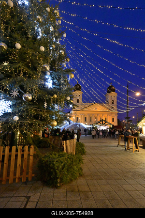 Debrecenben tal?lhat? Magyarorsz?g egyik legszebb ?s legnagyobb kar?csonyi v?s?ra. A belv?ros d?szkivil?g?t?ssal, min?s?gi gasztrokulin?ris palett?val, sz?les ?s egyed?l?ll? term?kk?n?lattal k?sz?lt ebben az ?vben is a m?r hagyom?nyos adventi forgatagra.A v?s?rban  forralt bor ?s s?lt gesztenye illat lengedezi k?rbe a sz?pen feld?sz?tett ?s kivil?g?tott hatalmas feny?f?t, a j?gkorcsolya p?ly?t, a gyerekvas?tat, ?s szinte az eg?sz belv?rost.-stock-foto