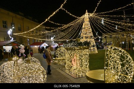 Debrecenben tal?lhat? Magyarorsz?g egyik legszebb ?s legnagyobb kar?csonyi v?s?ra. A belv?ros d?szkivil?g?t?ssal, min?s?gi gasztrokulin?ris palett?val, sz?les ?s egyed?l?ll? term?kk?n?lattal k?sz?lt ebben az ?vben is a m?r hagyom?nyos adventi forgatagra.A v?s?rban  forralt bor ?s s?lt gesztenye illat lengedezi k?rbe a sz?pen feld?sz?tett ?s kivil?g?tott hatalmas feny?f?t, a j?gkorcsolya p?ly?t, a gyerekvas?tat, ?s szinte az eg?sz belv?rost.-stock-foto