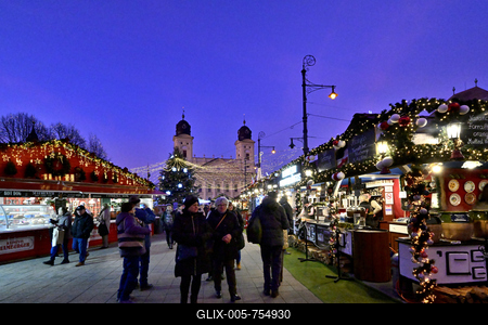 Debrecenben tal?lhat? Magyarorsz?g egyik legszebb ?s legnagyobb kar?csonyi v?s?ra. A belv?ros d?szkivil?g?t?ssal, min?s?gi gasztrokulin?ris palett?val, sz?les ?s egyed?l?ll? term?kk?n?lattal k?sz?lt ebben az ?vben is a m?r hagyom?nyos adventi forgatagra.A v?s?rban  forralt bor ?s s?lt gesztenye illat lengedezi k?rbe a sz?pen feld?sz?tett ?s kivil?g?tott hatalmas feny?f?t, a j?gkorcsolya p?ly?t, a gyerekvas?tat, ?s szinte az eg?sz belv?rost.-stock-foto