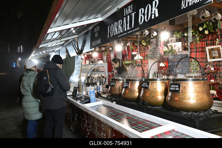 Debrecenben tal?lhat? Magyarorsz?g egyik legszebb ?s legnagyobb kar?csonyi v?s?ra. A belv?ros d?szkivil?g?t?ssal, min?s?gi gasztrokulin?ris palett?val, sz?les ?s egyed?l?ll? term?kk?n?lattal k?sz?lt ebben az ?vben is a m?r hagyom?nyos adventi forgatagra.A v?s?rban  forralt bor ?s s?lt gesztenye illat lengedezi k?rbe a sz?pen feld?sz?tett ?s kivil?g?tott hatalmas feny?f?t, a j?gkorcsolya p?ly?t, a gyerekvas?tat, ?s szinte az eg?sz belv?rost.-stock-foto