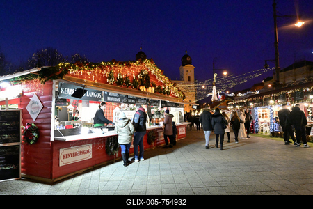 Debrecenben tal?lhat? Magyarorsz?g egyik legszebb ?s legnagyobb kar?csonyi v?s?ra. A belv?ros d?szkivil?g?t?ssal, min?s?gi gasztrokulin?ris palett?val, sz?les ?s egyed?l?ll? term?kk?n?lattal k?sz?lt ebben az ?vben is a m?r hagyom?nyos adventi forgatagra.A v?s?rban  forralt bor ?s s?lt gesztenye illat lengedezi k?rbe a sz?pen feld?sz?tett ?s kivil?g?tott hatalmas feny?f?t, a j?gkorcsolya p?ly?t, a gyerekvas?tat, ?s szinte az eg?sz belv?rost.-stock-foto