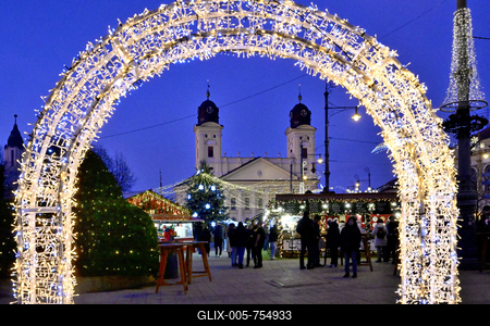 Debrecenben tal?lhat? Magyarorsz?g egyik legszebb ?s legnagyobb kar?csonyi v?s?ra. A belv?ros d?szkivil?g?t?ssal, min?s?gi gasztrokulin?ris palett?val, sz?les ?s egyed?l?ll? term?kk?n?lattal k?sz?lt ebben az ?vben is a m?r hagyom?nyos adventi forgatagra.A v?s?rban  forralt bor ?s s?lt gesztenye illat lengedezi k?rbe a sz?pen feld?sz?tett ?s kivil?g?tott hatalmas feny?f?t, a j?gkorcsolya p?ly?t, a gyerekvas?tat, ?s szinte az eg?sz belv?rost.-stock-foto