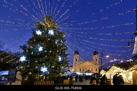 Debrecenben tal?lhat? Magyarorsz?g egyik legszebb ?s legnagyobb kar?csonyi v?s?ra. A belv?ros d?szkivil?g?t?ssal, min?s?gi gasztrokulin?ris palett?val, sz?les ?s egyed?l?ll? term?kk?n?lattal k?sz?lt ebben az ?vben is a m?r hagyom?nyos adventi forgatagra.A v?s?rban  forralt bor ?s s?lt gesztenye illat lengedezi k?rbe a sz?pen feld?sz?tett ?s kivil?g?tott hatalmas feny?f?t, a j?gkorcsolya p?ly?t, a gyerekvas?tat, ?s szinte az eg?sz belv?rost.-stock-foto