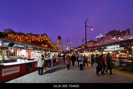 Debrecenben tal?lhat? Magyarorsz?g egyik legszebb ?s legnagyobb kar?csonyi v?s?ra. A belv?ros d?szkivil?g?t?ssal, min?s?gi gasztrokulin?ris palett?val, sz?les ?s egyed?l?ll? term?kk?n?lattal k?sz?lt ebben az ?vben is a m?r hagyom?nyos adventi forgatagra.A v?s?rban  forralt bor ?s s?lt gesztenye illat lengedezi k?rbe a sz?pen feld?sz?tett ?s kivil?g?tott hatalmas feny?f?t, a j?gkorcsolya p?ly?t, a gyerekvas?tat, ?s szinte az eg?sz belv?rost.-stock-foto