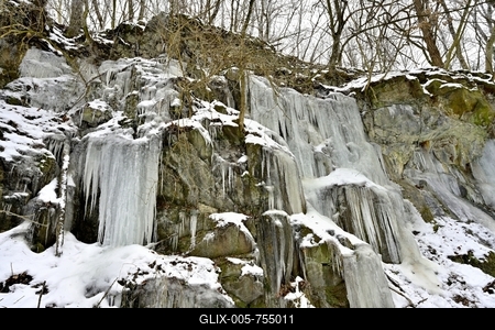 Tombol a t?l, Ezekben a t?li napokban  reggelre a h?m?r?k sokszor -15 fok al? s?lyednek.Hatalmas ?ll? j?gcsapokat var?zsolt a term?szet a hideg t?li napokban a Szurdokp?sp?ki hat?r?ban tal?lhat r?gi rekultiv?lt k?b?nya fal?ra. A M?traalj?n tal?lhat? szurdokv?lgyben az  egykori b?nya fal?n az orgona s?pokhoz hasonl? , de egy-k?t m?ter magas j?gcsapok pomp?znak a t?li hidegben a j?gbe z?rt szurdok v?lgyben.-stock-foto