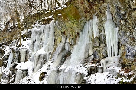 Tombol a t?l, Ezekben a t?li napokban  reggelre a h?m?r?k sokszor -15 fok al? s?lyednek.Hatalmas ?ll? j?gcsapokat var?zsolt a term?szet a hideg t?li napokban a Szurdokp?sp?ki hat?r?ban tal?lhat r?gi rekultiv?lt k?b?nya fal?ra. A M?traalj?n tal?lhat? szurdokv?lgyben az  egykori b?nya fal?n az orgona s?pokhoz hasonl? , de egy-k?t m?ter magas j?gcsapok pomp?znak a t?li hidegben a j?gbe z?rt szurdok v?lgyben.-stock-foto