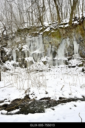 Tombol a t?l, Ezekben a t?li napokban  reggelre a h?m?r?k sokszor -15 fok al? s?lyednek.Hatalmas ?ll? j?gcsapokat var?zsolt a term?szet a hideg t?li napokban a Szurdokp?sp?ki hat?r?ban tal?lhat r?gi rekultiv?lt k?b?nya fal?ra. A M?traalj?n tal?lhat? szurdokv?lgyben az  egykori b?nya fal?n az orgona s?pokhoz hasonl? , de egy-k?t m?ter magas j?gcsapok pomp?znak a t?li hidegben a j?gbe z?rt szurdok v?lgyben.-stock-foto