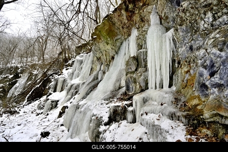 Tombol a t?l, Ezekben a t?li napokban  reggelre a h?m?r?k sokszor -15 fok al? s?lyednek.Hatalmas ?ll? j?gcsapokat var?zsolt a term?szet a hideg t?li napokban a Szurdokp?sp?ki hat?r?ban tal?lhat r?gi rekultiv?lt k?b?nya fal?ra. A M?traalj?n tal?lhat? szurdokv?lgyben az  egykori b?nya fal?n az orgona s?pokhoz hasonl? , de egy-k?t m?ter magas j?gcsapok pomp?znak a t?li hidegben a j?gbe z?rt szurdok v?lgyben.-stock-foto