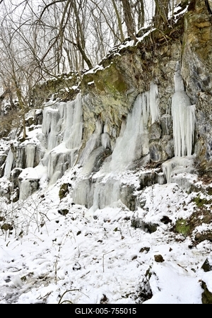 Tombol a t?l, Ezekben a t?li napokban  reggelre a h?m?r?k sokszor -15 fok al? s?lyednek.Hatalmas ?ll? j?gcsapokat var?zsolt a term?szet a hideg t?li napokban a Szurdokp?sp?ki hat?r?ban tal?lhat r?gi rekultiv?lt k?b?nya fal?ra. A M?traalj?n tal?lhat? szurdokv?lgyben az  egykori b?nya fal?n az orgona s?pokhoz hasonl? , de egy-k?t m?ter magas j?gcsapok pomp?znak a t?li hidegben a j?gbe z?rt szurdok v?lgyben.-stock-foto