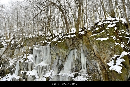 Tombol a t?l, Ezekben a t?li napokban  reggelre a h?m?r?k sokszor -15 fok al? s?lyednek.Hatalmas ?ll? j?gcsapokat var?zsolt a term?szet a hideg t?li napokban a Szurdokp?sp?ki hat?r?ban tal?lhat r?gi rekultiv?lt k?b?nya fal?ra. A M?traalj?n tal?lhat? szurdokv?lgyben az  egykori b?nya fal?n az orgona s?pokhoz hasonl? , de egy-k?t m?ter magas j?gcsapok pomp?znak a t?li hidegben a j?gbe z?rt szurdok v?lgyben.-stock-foto