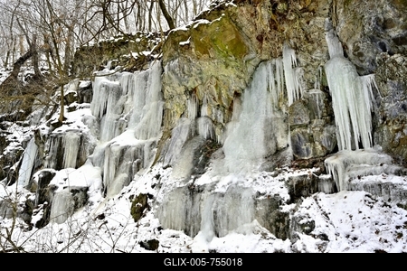 Tombol a t?l, Ezekben a t?li napokban  reggelre a h?m?r?k sokszor -15 fok al? s?lyednek.Hatalmas ?ll? j?gcsapokat var?zsolt a term?szet a hideg t?li napokban a Szurdokp?sp?ki hat?r?ban tal?lhat r?gi rekultiv?lt k?b?nya fal?ra. A M?traalj?n tal?lhat? szurdokv?lgyben az  egykori b?nya fal?n az orgona s?pokhoz hasonl? , de egy-k?t m?ter magas j?gcsapok pomp?znak a t?li hidegben a j?gbe z?rt szurdok v?lgyben.-stock-foto