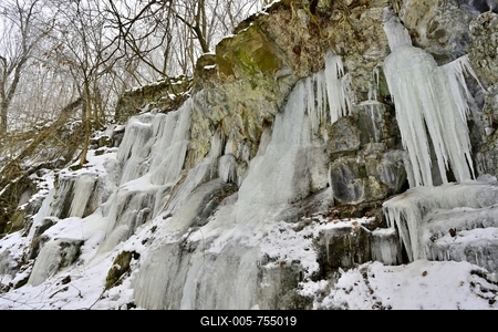 Tombol a t?l, Ezekben a t?li napokban  reggelre a h?m?r?k sokszor -15 fok al? s?lyednek.Hatalmas ?ll? j?gcsapokat var?zsolt a term?szet a hideg t?li napokban a Szurdokp?sp?ki hat?r?ban tal?lhat r?gi rekultiv?lt k?b?nya fal?ra. A M?traalj?n tal?lhat? szurdokv?lgyben az  egykori b?nya fal?n az orgona s?pokhoz hasonl? , de egy-k?t m?ter magas j?gcsapok pomp?znak a t?li hidegben a j?gbe z?rt szurdok v?lgyben.-stock-foto