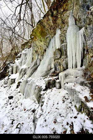 Tombol a t?l, Ezekben a t?li napokban  reggelre a h?m?r?k sokszor -15 fok al? s?lyednek.Hatalmas ?ll? j?gcsapokat var?zsolt a term?szet a hideg t?li napokban a Szurdokp?sp?ki hat?r?ban tal?lhat r?gi rekultiv?lt k?b?nya fal?ra. A M?traalj?n tal?lhat? szurdokv?lgyben az  egykori b?nya fal?n az orgona s?pokhoz hasonl? , de egy-k?t m?ter magas j?gcsapok pomp?znak a t?li hidegben a j?gbe z?rt szurdok v?lgyben.-stock-foto