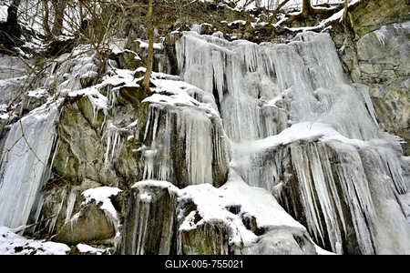 Tombol a t?l, Ezekben a t?li napokban  reggelre a h?m?r?k sokszor -15 fok al? s?lyednek.Hatalmas ?ll? j?gcsapokat var?zsolt a term?szet a hideg t?li napokban a Szurdokp?sp?ki hat?r?ban tal?lhat r?gi rekultiv?lt k?b?nya fal?ra. A M?traalj?n tal?lhat? szurdokv?lgyben az  egykori b?nya fal?n az orgona s?pokhoz hasonl? , de egy-k?t m?ter magas j?gcsapok pomp?znak a t?li hidegben a j?gbe z?rt szurdok v?lgyben.-stock-foto