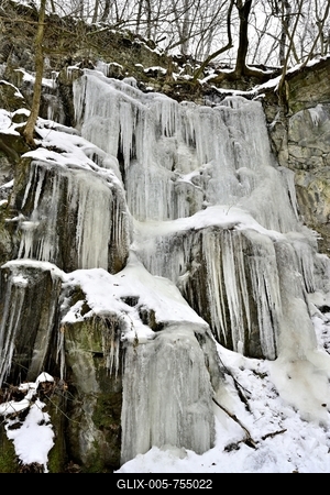 Tombol a t?l, Ezekben a t?li napokban  reggelre a h?m?r?k sokszor -15 fok al? s?lyednek.Hatalmas ?ll? j?gcsapokat var?zsolt a term?szet a hideg t?li napokban a Szurdokp?sp?ki hat?r?ban tal?lhat r?gi rekultiv?lt k?b?nya fal?ra. A M?traalj?n tal?lhat? szurdokv?lgyben az  egykori b?nya fal?n az orgona s?pokhoz hasonl? , de egy-k?t m?ter magas j?gcsapok pomp?znak a t?li hidegben a j?gbe z?rt szurdok v?lgyben.-stock-foto