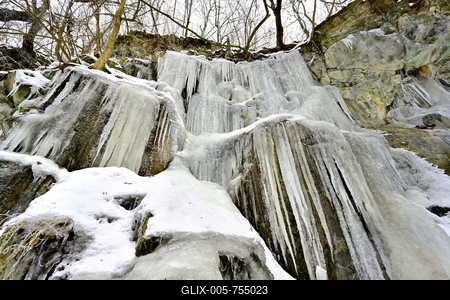 Tombol a t?l, Ezekben a t?li napokban  reggelre a h?m?r?k sokszor -15 fok al? s?lyednek.Hatalmas ?ll? j?gcsapokat var?zsolt a term?szet a hideg t?li napokban a Szurdokp?sp?ki hat?r?ban tal?lhat r?gi rekultiv?lt k?b?nya fal?ra. A M?traalj?n tal?lhat? szurdokv?lgyben az  egykori b?nya fal?n az orgona s?pokhoz hasonl? , de egy-k?t m?ter magas j?gcsapok pomp?znak a t?li hidegben a j?gbe z?rt szurdok v?lgyben.-stock-foto