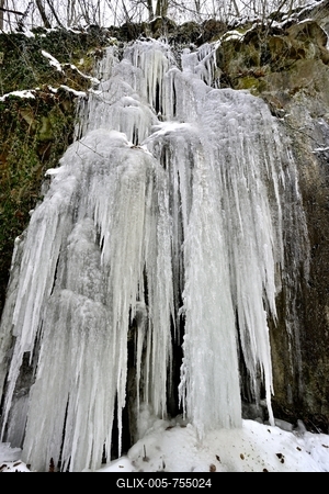 Tombol a t?l, Ezekben a t?li napokban  reggelre a h?m?r?k sokszor -15 fok al? s?lyednek.Hatalmas ?ll? j?gcsapokat var?zsolt a term?szet a hideg t?li napokban a Szurdokp?sp?ki hat?r?ban tal?lhat r?gi rekultiv?lt k?b?nya fal?ra. A M?traalj?n tal?lhat? szurdokv?lgyben az  egykori b?nya fal?n az orgona s?pokhoz hasonl? , de egy-k?t m?ter magas j?gcsapok pomp?znak a t?li hidegben a j?gbe z?rt szurdok v?lgyben.-stock-foto