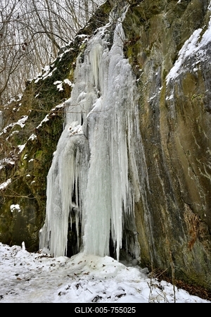 Tombol a t?l, Ezekben a t?li napokban  reggelre a h?m?r?k sokszor -15 fok al? s?lyednek.Hatalmas ?ll? j?gcsapokat var?zsolt a term?szet a hideg t?li napokban a Szurdokp?sp?ki hat?r?ban tal?lhat r?gi rekultiv?lt k?b?nya fal?ra. A M?traalj?n tal?lhat? szurdokv?lgyben az  egykori b?nya fal?n az orgona s?pokhoz hasonl? , de egy-k?t m?ter magas j?gcsapok pomp?znak a t?li hidegben a j?gbe z?rt szurdok v?lgyben.-stock-foto