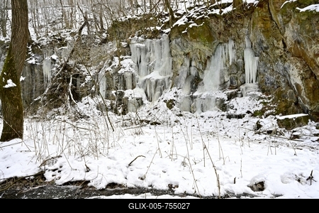 Tombol a t?l, Ezekben a t?li napokban  reggelre a h?m?r?k sokszor -15 fok al? s?lyednek.Hatalmas ?ll? j?gcsapokat var?zsolt a term?szet a hideg t?li napokban a Szurdokp?sp?ki hat?r?ban tal?lhat r?gi rekultiv?lt k?b?nya fal?ra. A M?traalj?n tal?lhat? szurdokv?lgyben az  egykori b?nya fal?n az orgona s?pokhoz hasonl? , de egy-k?t m?ter magas j?gcsapok pomp?znak a t?li hidegben a j?gbe z?rt szurdok v?lgyben.-stock-foto