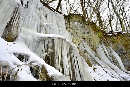 Tombol a t?l, Ezekben a t?li napokban  reggelre a h?m?r?k sokszor -15 fok al? s?lyednek.Hatalmas ?ll? j?gcsapokat var?zsolt a term?szet a hideg t?li napokban a Szurdokp?sp?ki hat?r?ban tal?lhat r?gi rekultiv?lt k?b?nya fal?ra. A M?traalj?n tal?lhat? szurdokv?lgyben az  egykori b?nya fal?n az orgona s?pokhoz hasonl? , de egy-k?t m?ter magas j?gcsapok pomp?znak a t?li hidegben a j?gbe z?rt szurdok v?lgyben.-stock-foto