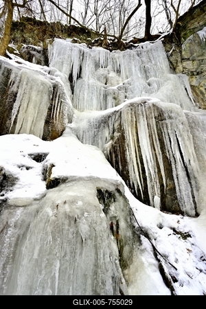 Tombol a t?l, Ezekben a t?li napokban  reggelre a h?m?r?k sokszor -15 fok al? s?lyednek.Hatalmas ?ll? j?gcsapokat var?zsolt a term?szet a hideg t?li napokban a Szurdokp?sp?ki hat?r?ban tal?lhat r?gi rekultiv?lt k?b?nya fal?ra. A M?traalj?n tal?lhat? szurdokv?lgyben az  egykori b?nya fal?n az orgona s?pokhoz hasonl? , de egy-k?t m?ter magas j?gcsapok pomp?znak a t?li hidegben a j?gbe z?rt szurdok v?lgyben.-stock-foto