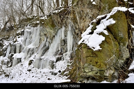 Tombol a t?l, Ezekben a t?li napokban  reggelre a h?m?r?k sokszor -15 fok al? s?lyednek.Hatalmas ?ll? j?gcsapokat var?zsolt a term?szet a hideg t?li napokban a Szurdokp?sp?ki hat?r?ban tal?lhat r?gi rekultiv?lt k?b?nya fal?ra. A M?traalj?n tal?lhat? szurdokv?lgyben az  egykori b?nya fal?n az orgona s?pokhoz hasonl? , de egy-k?t m?ter magas j?gcsapok pomp?znak a t?li hidegben a j?gbe z?rt szurdok v?lgyben.-stock-foto