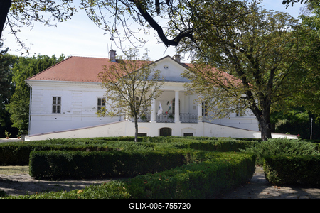 Halász Móricz-kúria Dabason. A klasszicista épület 1821-ben épült.A múzeumként látogatható kastélyban forgatták 1949-ben a Lúdas Matyit, ahol az eredeti biedermeier bútorok elegáns díszletként szolgáltak Döbrögi úr rezidenciájának. Ma egy kiállítási egység a nevezetes film előtt tiszteleg.-stock-foto